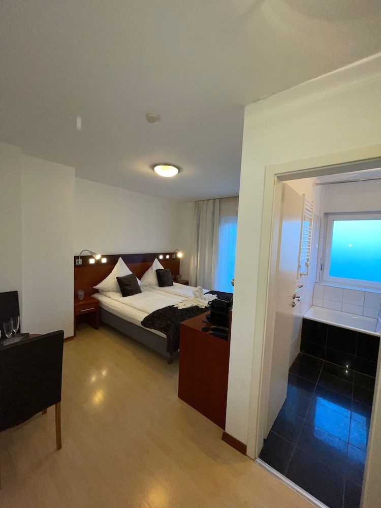 undefined Griffin Hotel am Neumarkt 5