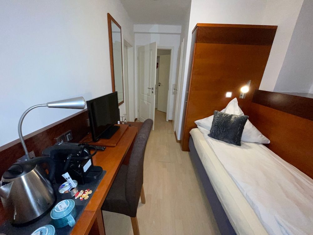 undefined Griffin Hotel am Neumarkt 7