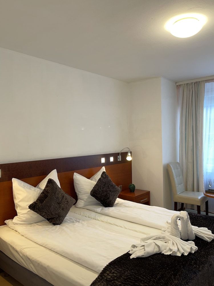 undefined Griffin Hotel am Neumarkt 9