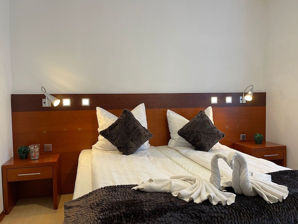 undefined Griffin Hotel am Neumarkt 2