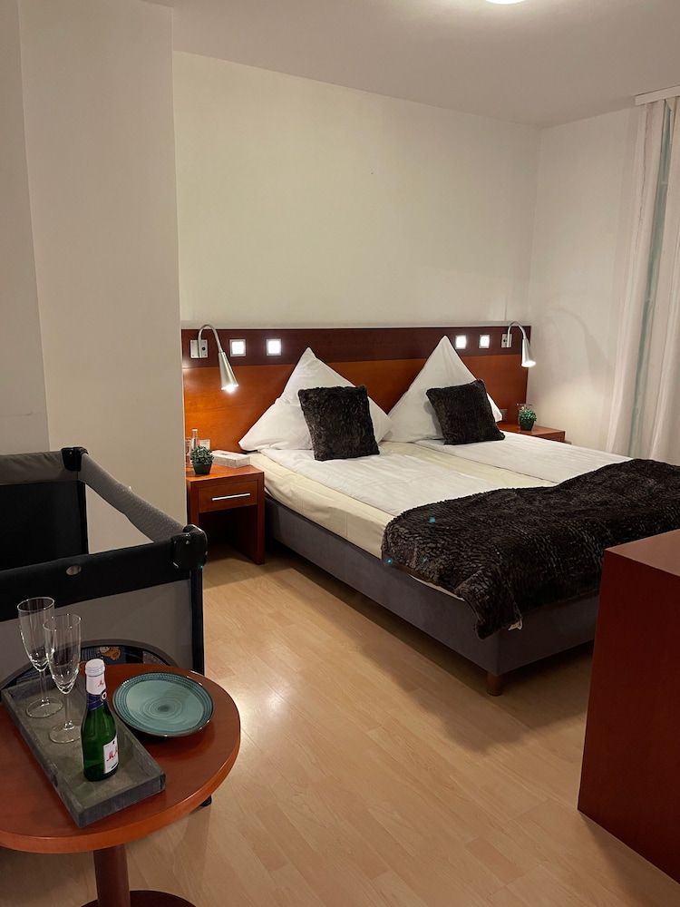 undefined Griffin Hotel am Neumarkt 6