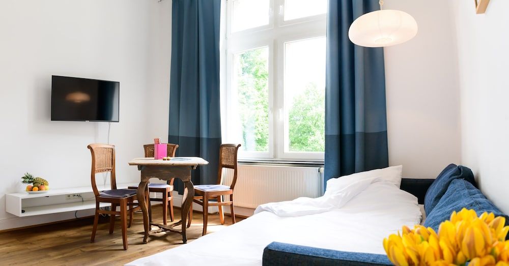 City studio, loft bed (W5)