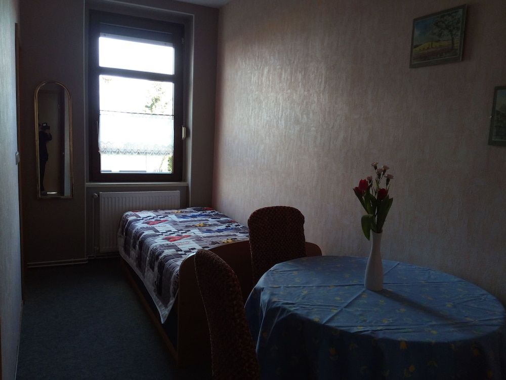 Basic Apartment, Multiple Beds