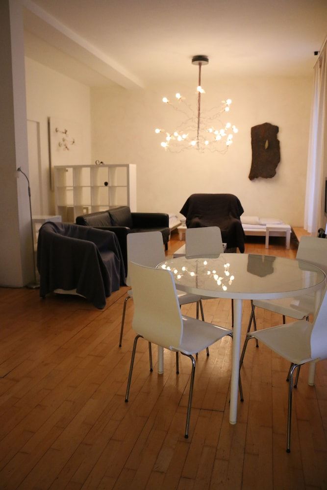 Modern Loft - Spacious Room & High Ceilings - Kitchen & Bath