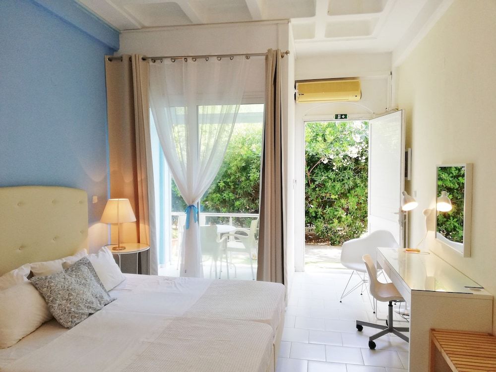 Homely Studios Triple Bed Studio with Garden View 6