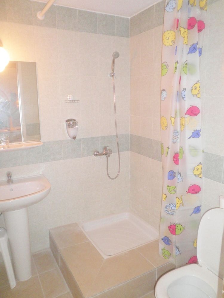 Homely Studios Studio (3 Adults) 4