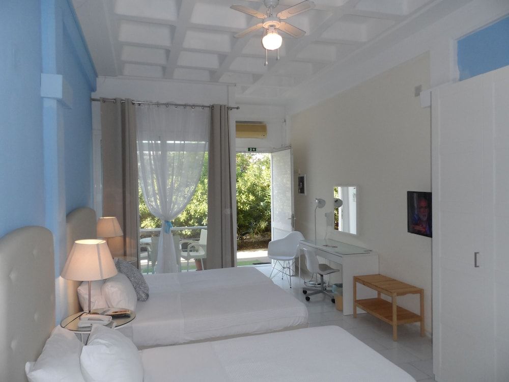 Homely Studios Triple Bed Studio with Garden View 4