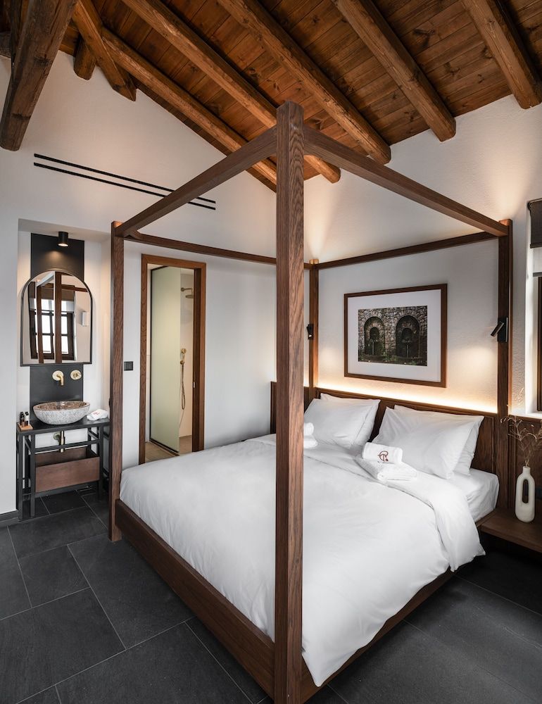 Two Bedroom Suite with Fireplace - Mountain & Sea View