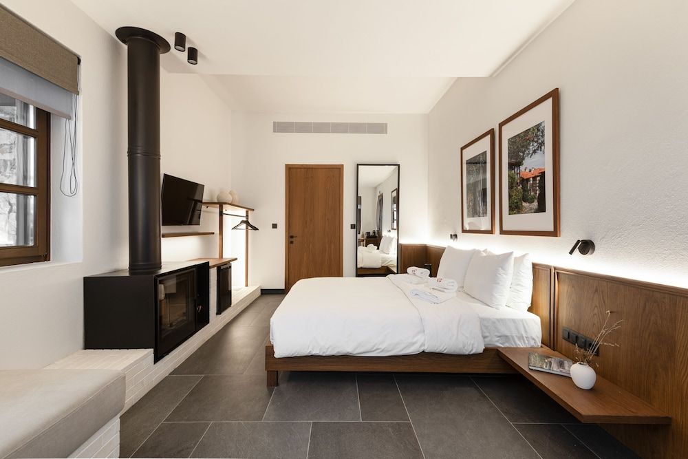 Junior Suite with Fireplace - Mountain & Sea View
