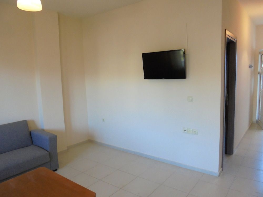 Yannis Residences Classic Apartment, 1 Double Bed, Mountain View 4