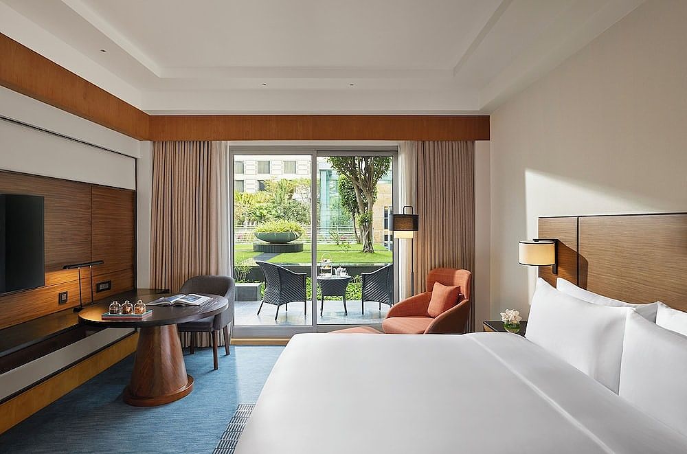 Club Room, 1 King Bed, Patio
