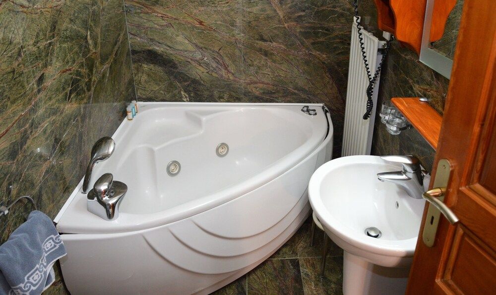 Hotel Adonis Double Room, Jetted Tub 5