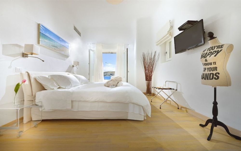 Luxurious 7 Bedroom Villa in Fokos Beach Luxury Villa, Multiple Bedrooms 13