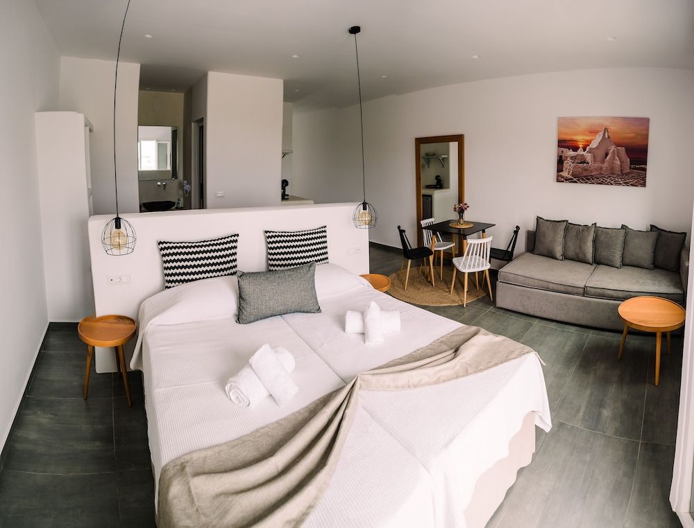 Abelos Mykonos Deluxe Suite, Sea View (with Outdoor Jetted Tub) 4