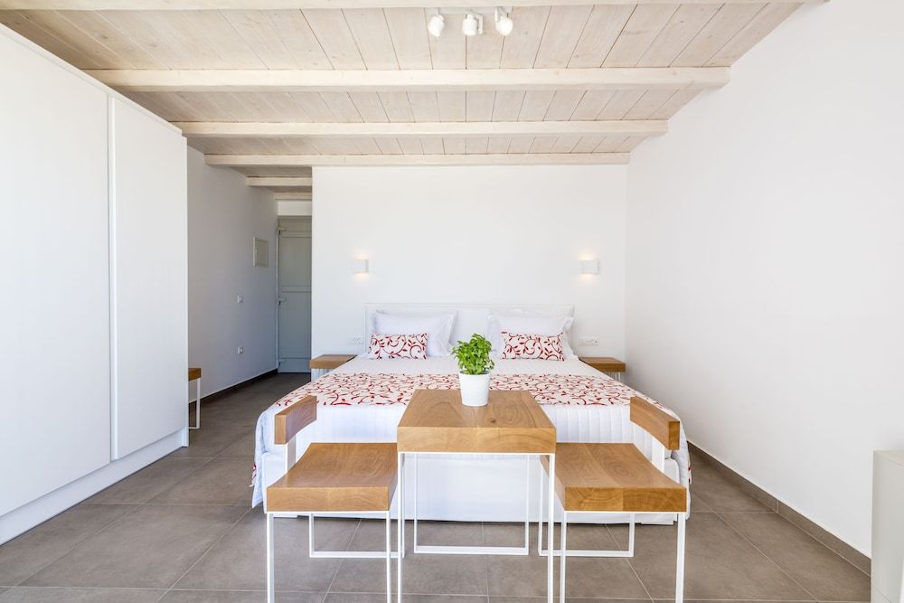 CHORA Deluxe Suite with Sea View and Private Pool