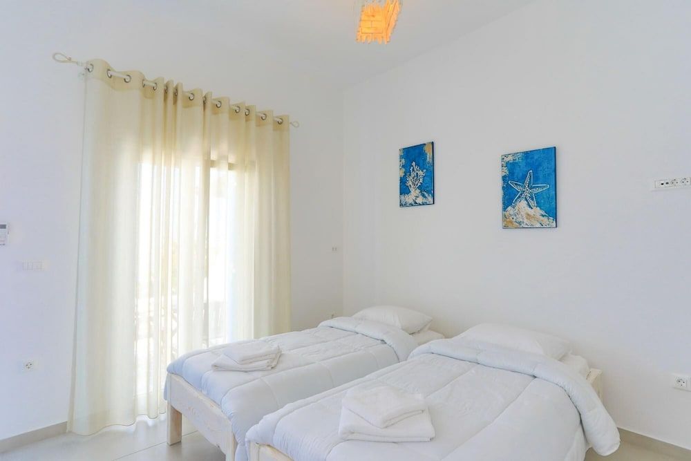 undefined Maganos Eikosidio in Thira 8