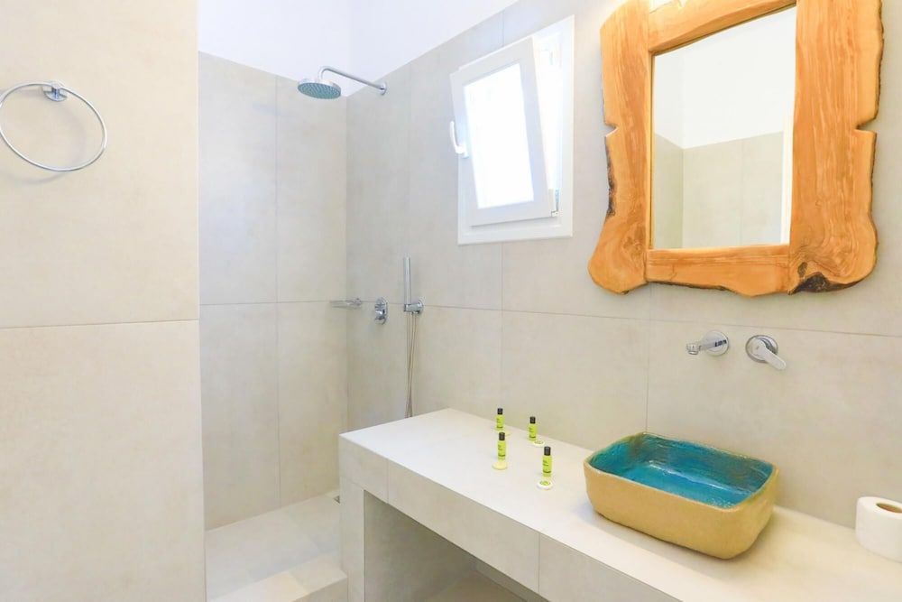 undefined Maganos Eikosidio in Thira 9