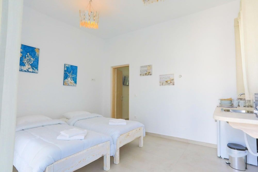 undefined Maganos Eikosidio in Thira 7