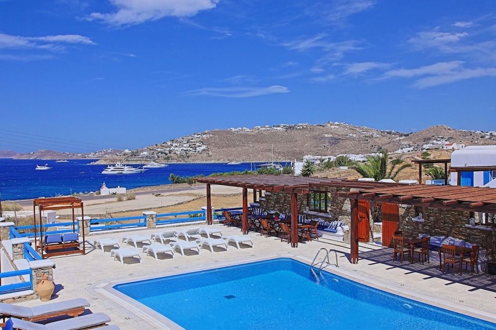 undefined Maganos Eikosi in Thira 2