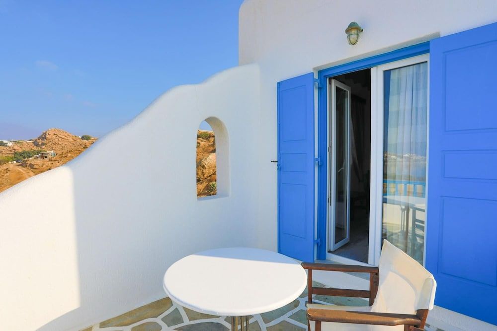 undefined Maganos Eikosi in Thira 3