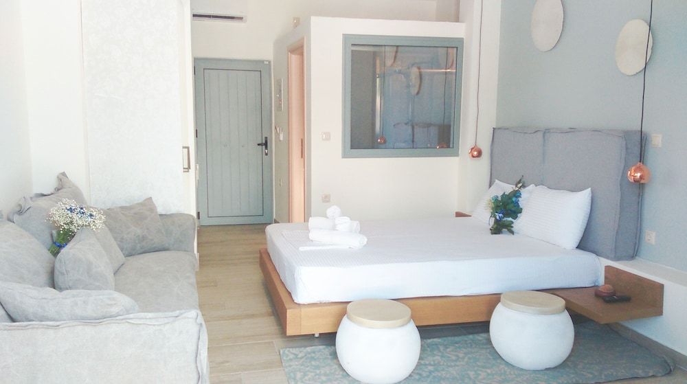 Junior Suite, 1 Queen Bed, Pool View