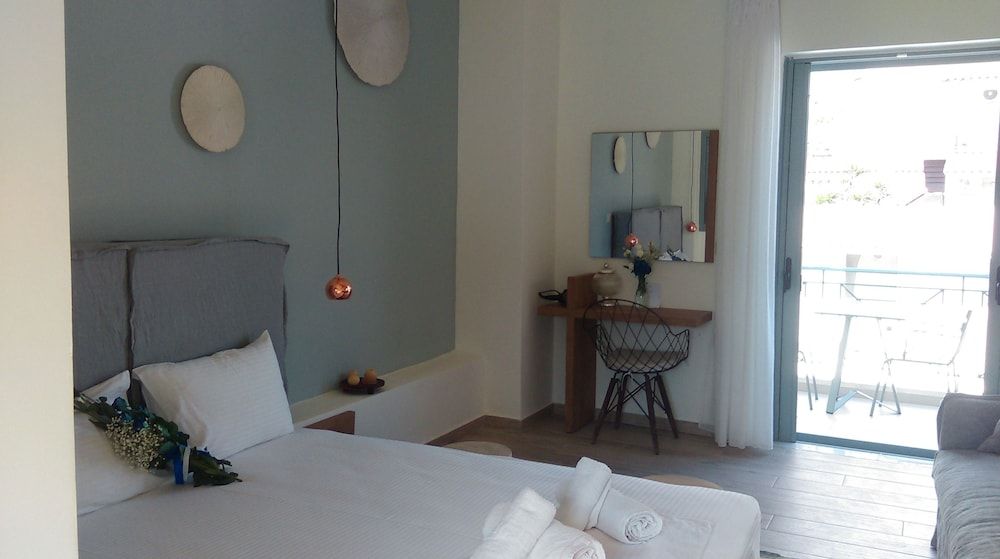 Junior Studio Suite, 1 Queen Bed with Sofa bed, Pool View