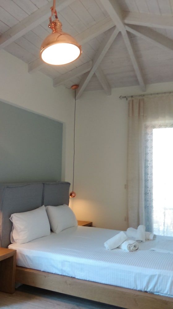 Junior Suite, 1 Queen Bed, Pool View