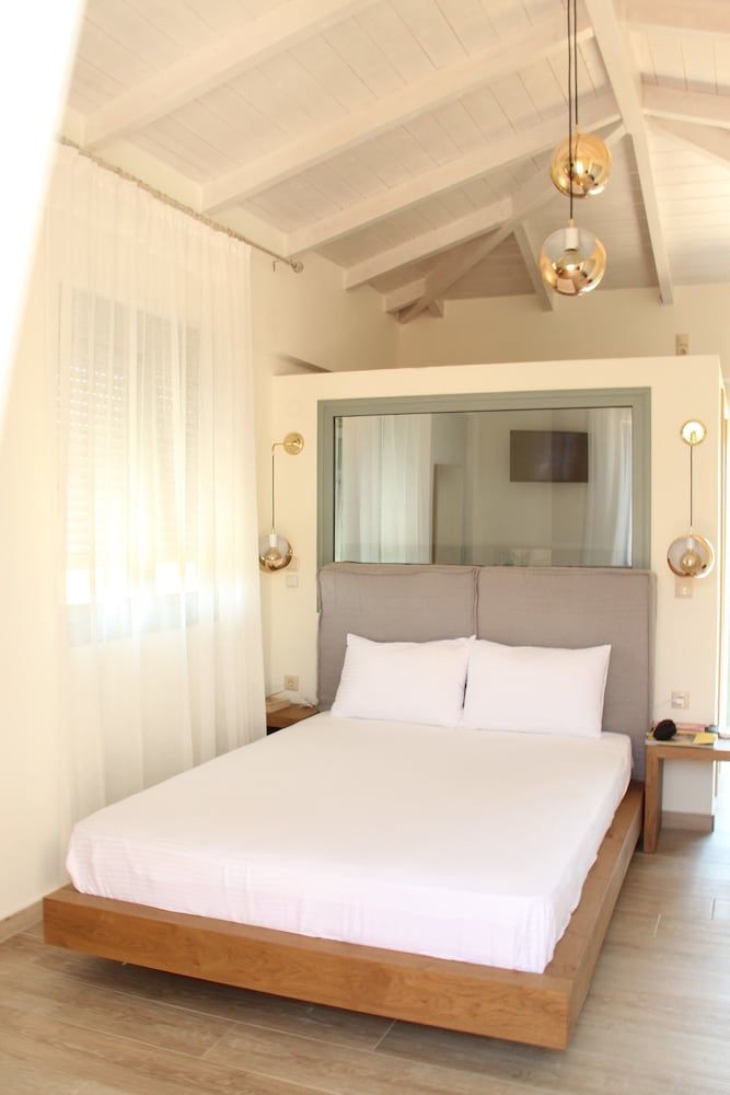 Junior Studio Suite, 1 Queen Bed with Sofa bed, Pool View
