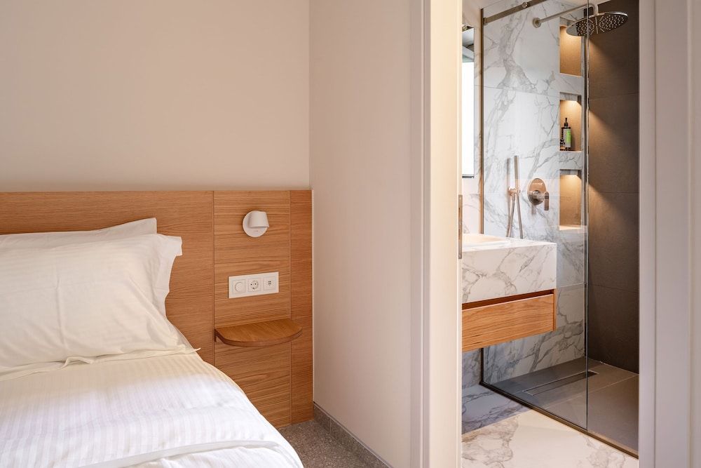 Deluxe Studio Apartment N