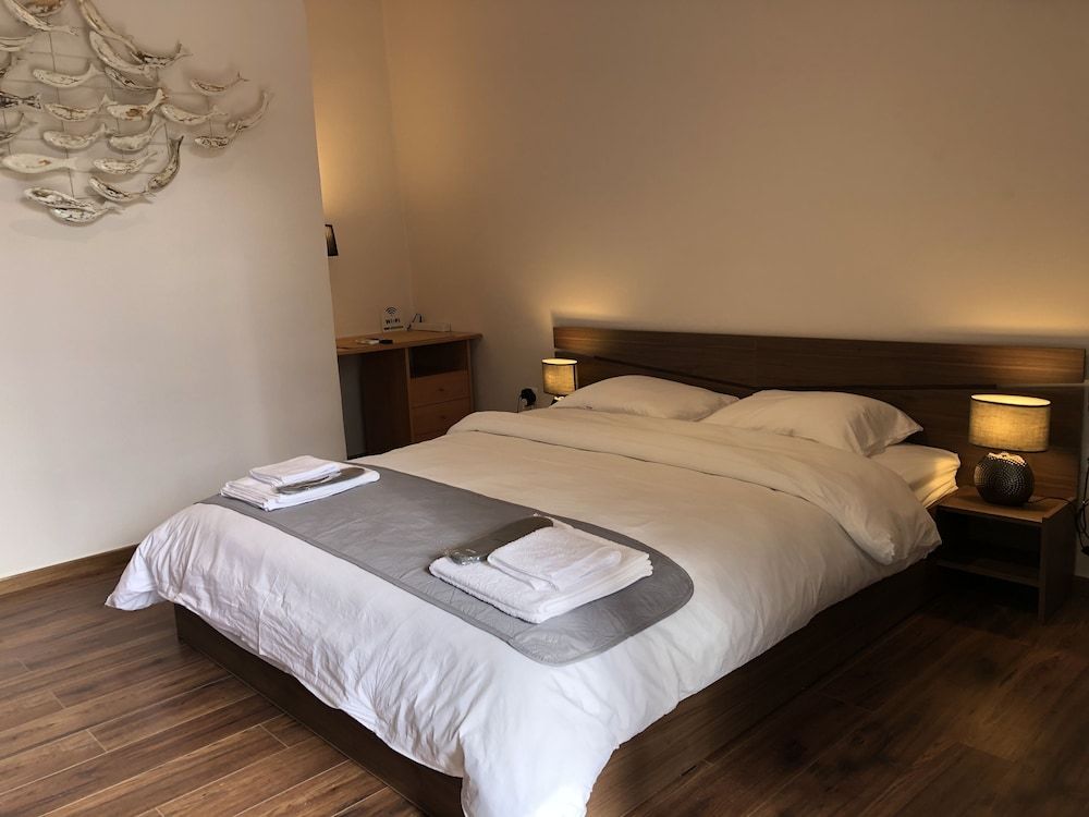 Lemon Tree Suites Near ATH Airport Deluxe Apartment