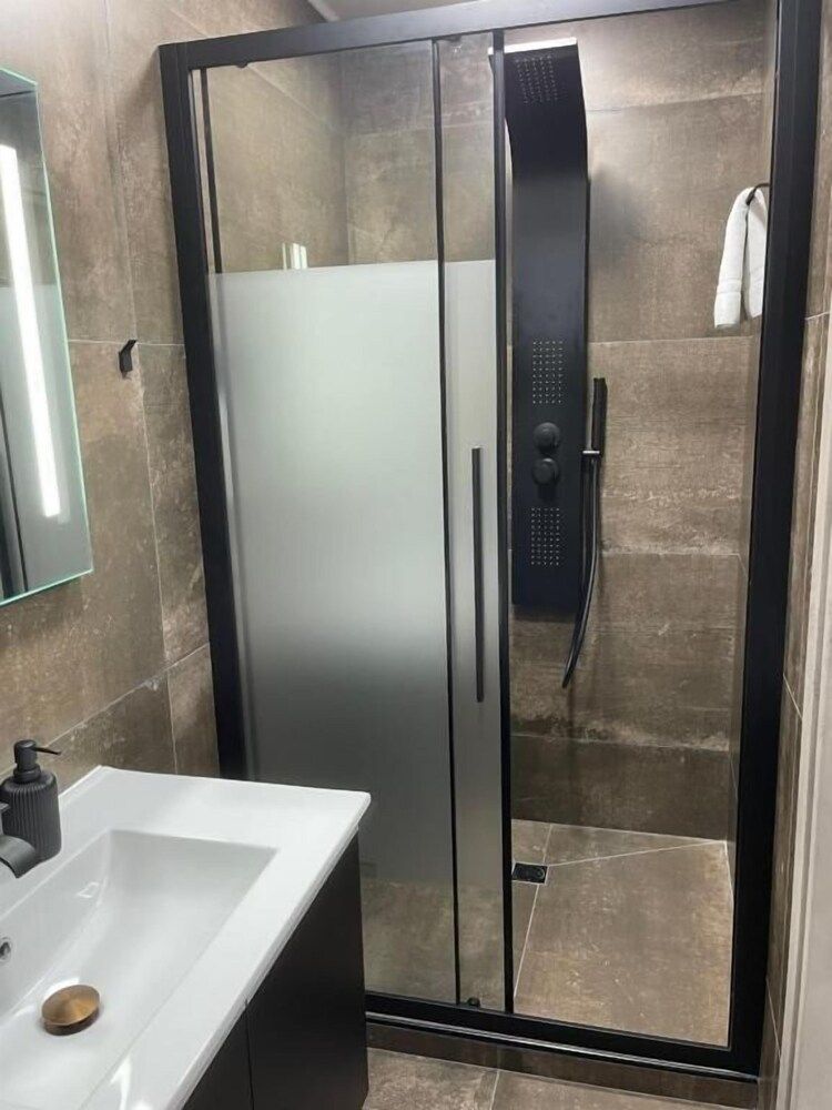 AVR DELUXE SUITES 6 AIRPORT FREE SHUTTLE Luxury Studio Suite 4