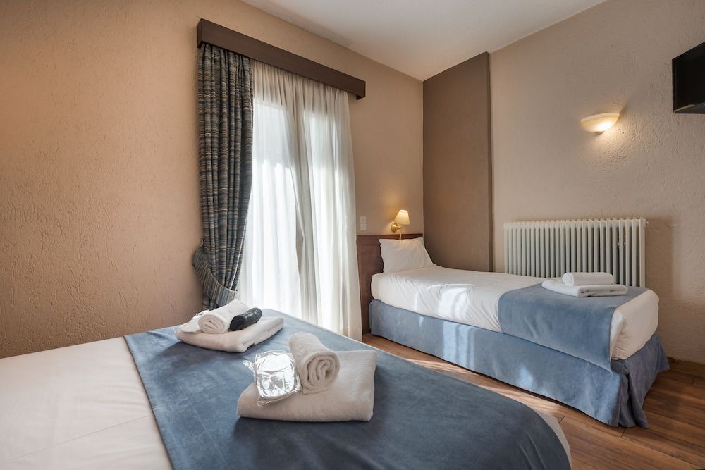 Arahova Inn Hotel Triple Room 2