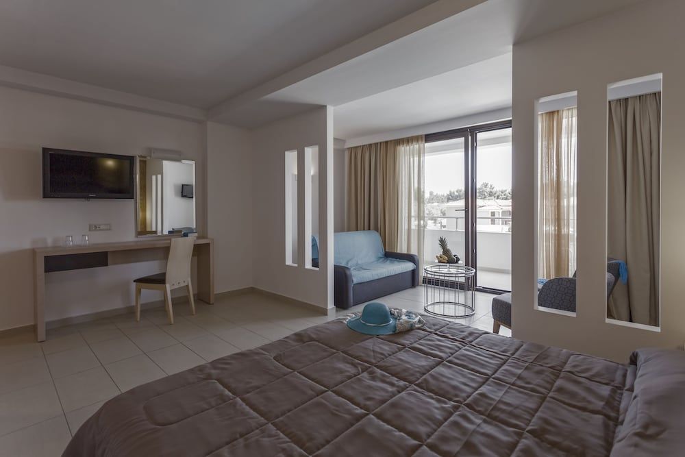 Junior Suite, Partial Sea View