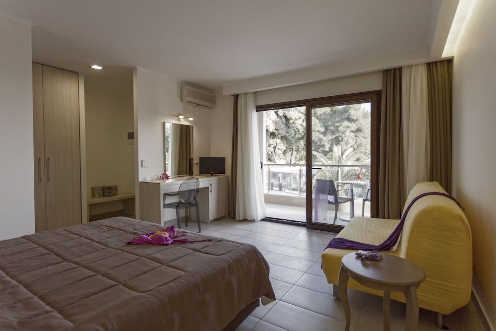 Family Room (Deluxe)