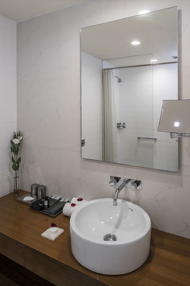 The Park Navi Mumbai Deluxe Room, 1 King Bed 3