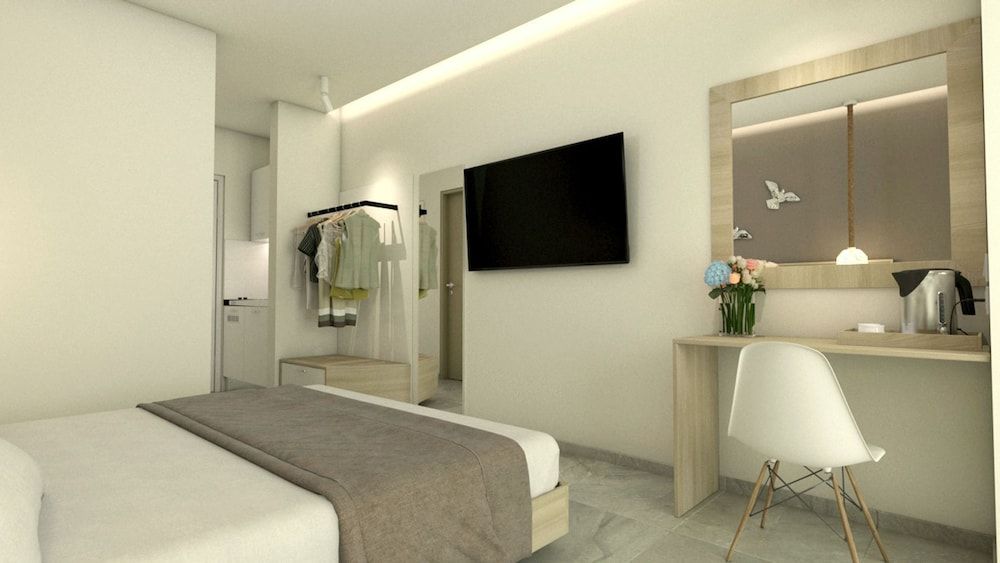 Suite, Pool View