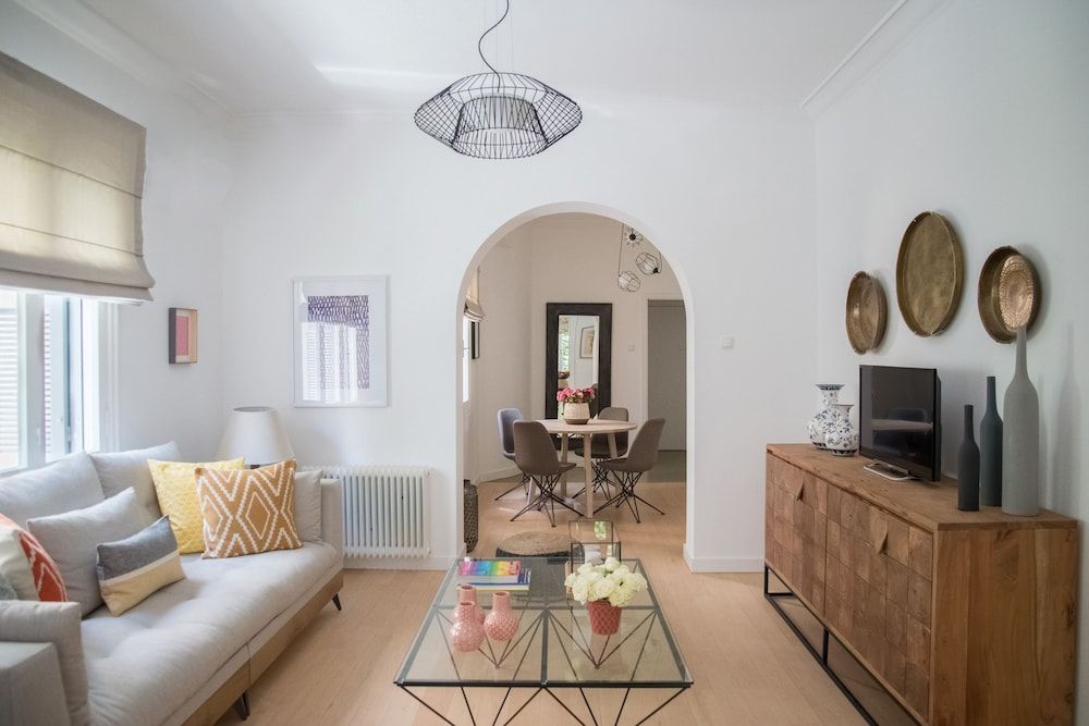 Virtue by Stylish Stays Deluxe Apartment, Courtyard View 6