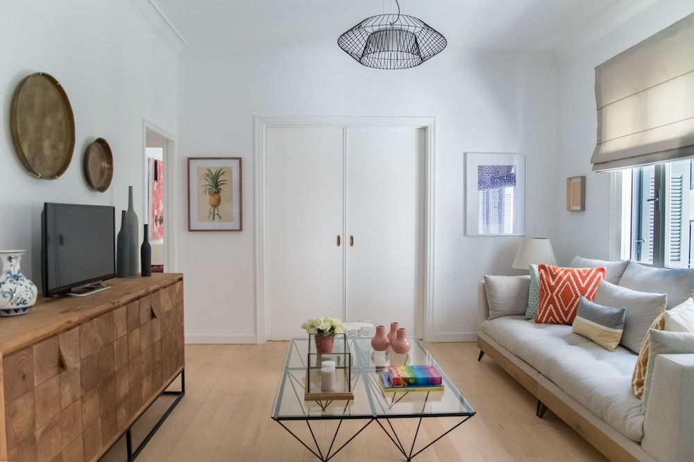 Virtue by Stylish Stays Deluxe Apartment, Courtyard View 7