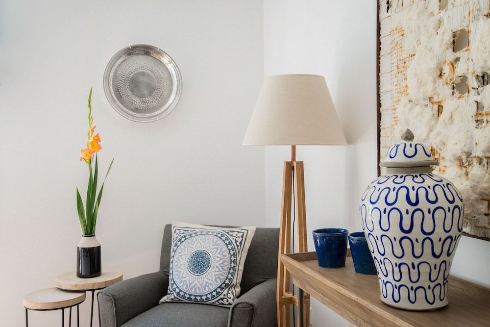 Virtue by Stylish Stays Deluxe Apartment, Courtyard View 8