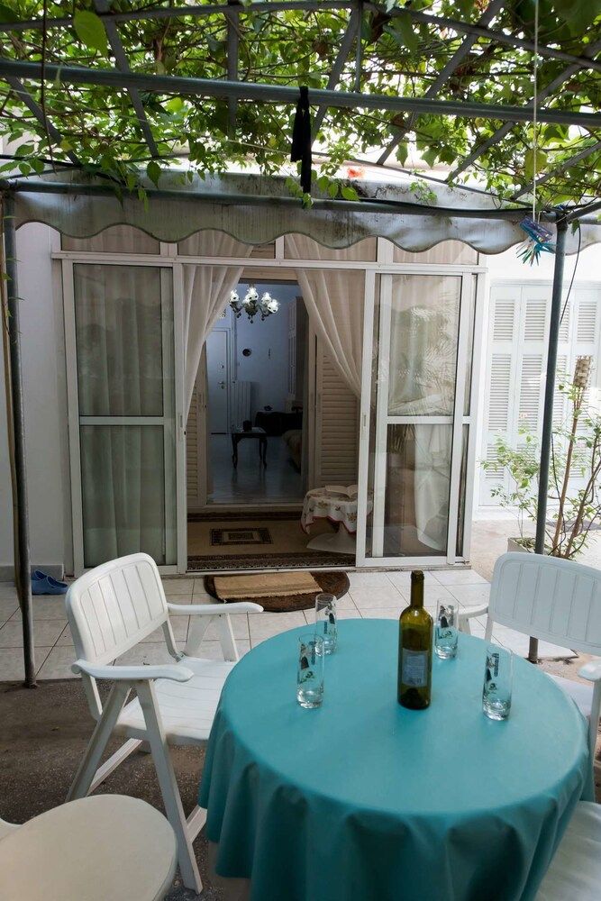 Garden Central Athinian Apartments Apartment 16