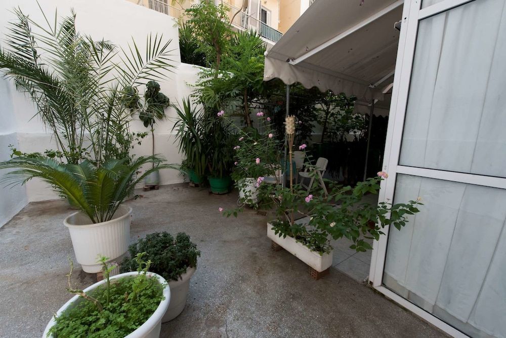 Garden Central Athinian Apartments Apartment 17