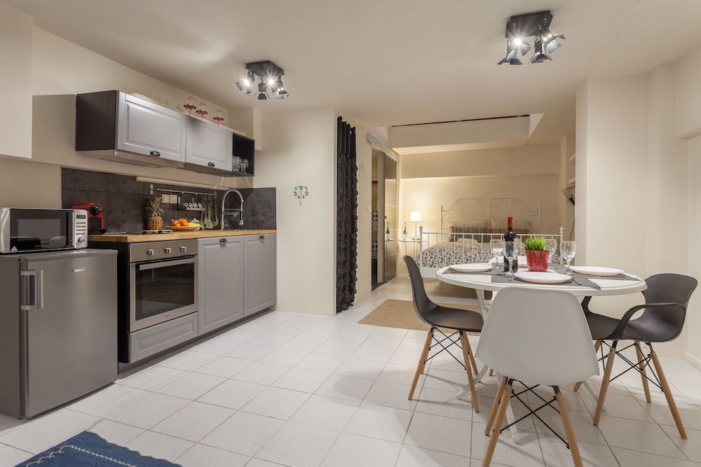 A Gift in the Heart of Monastiraki A Studio 2