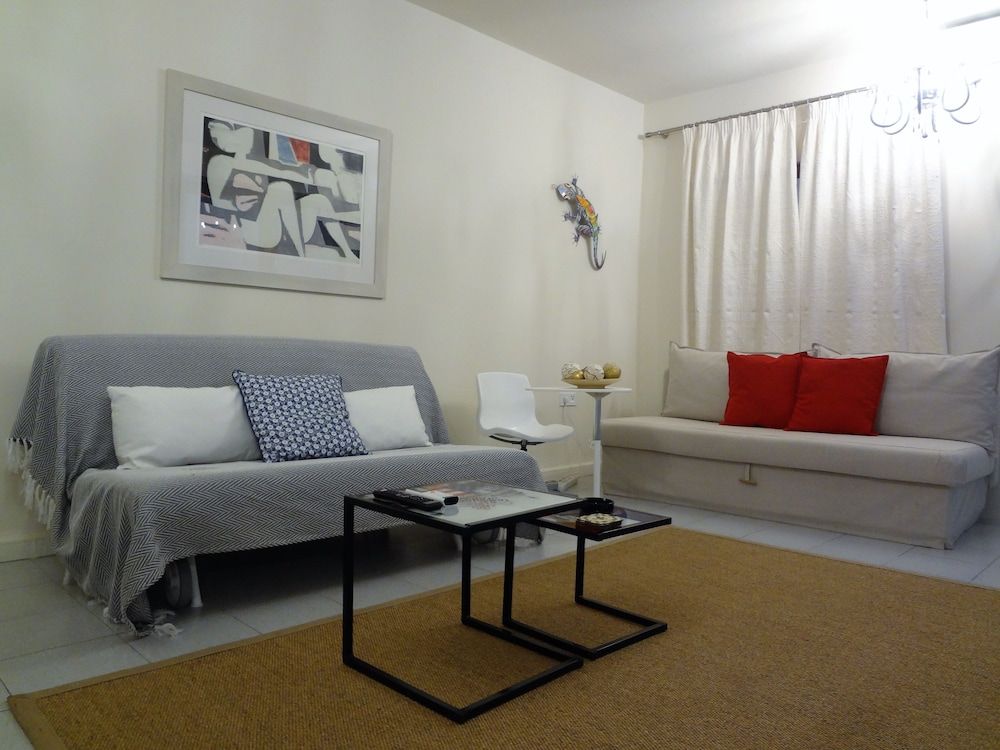 A Gift in the Heart of Monastiraki B Studio 12