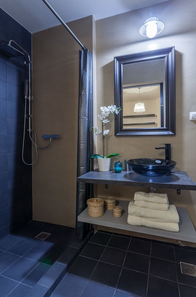 A Gift in the Heart of Monastiraki B Studio 14