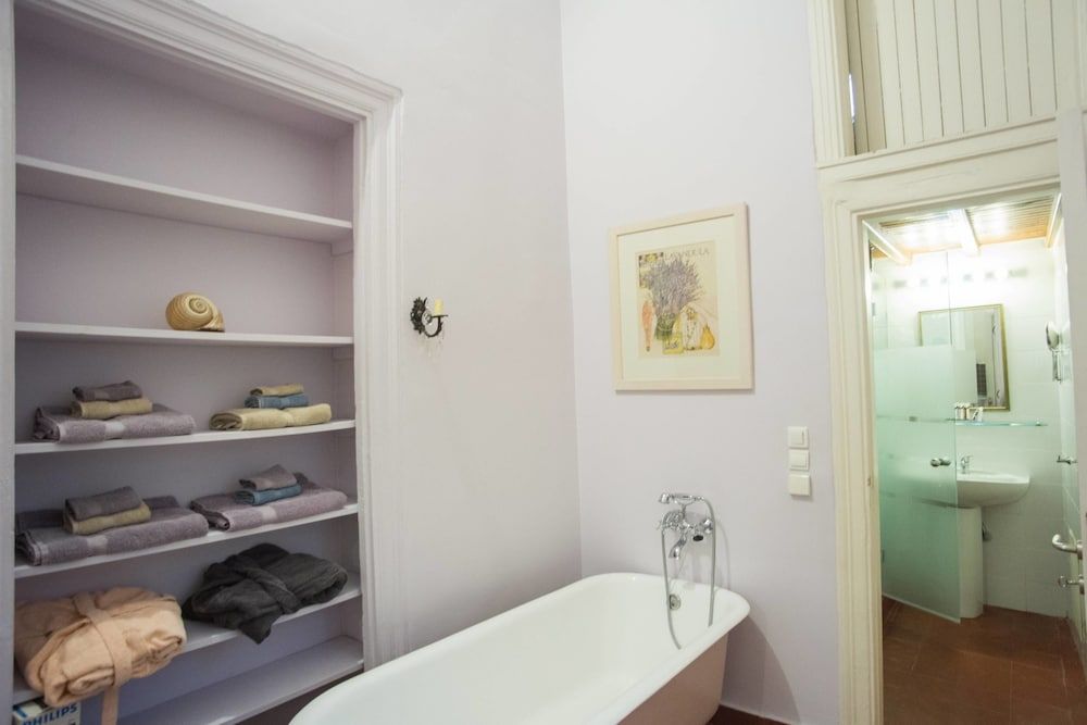 GK Thiseio House, Courtyard View 12