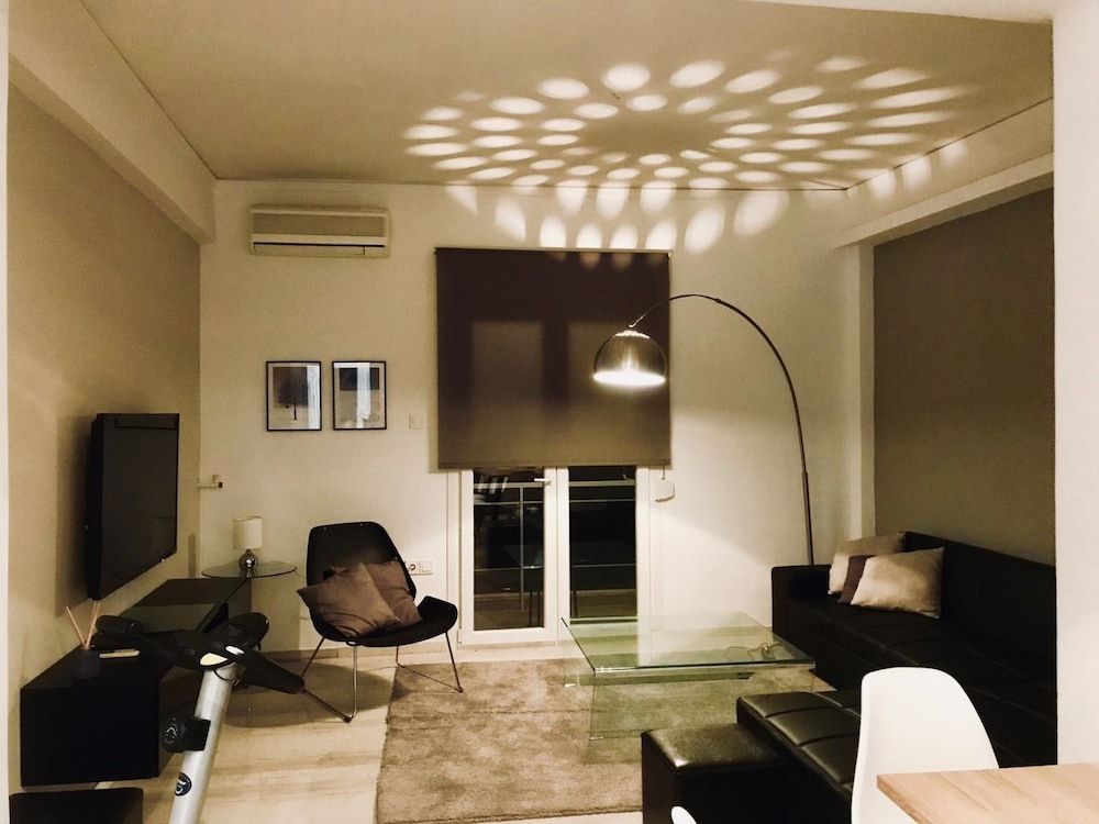 Renovated minimal aptm next to metro Apartment 2