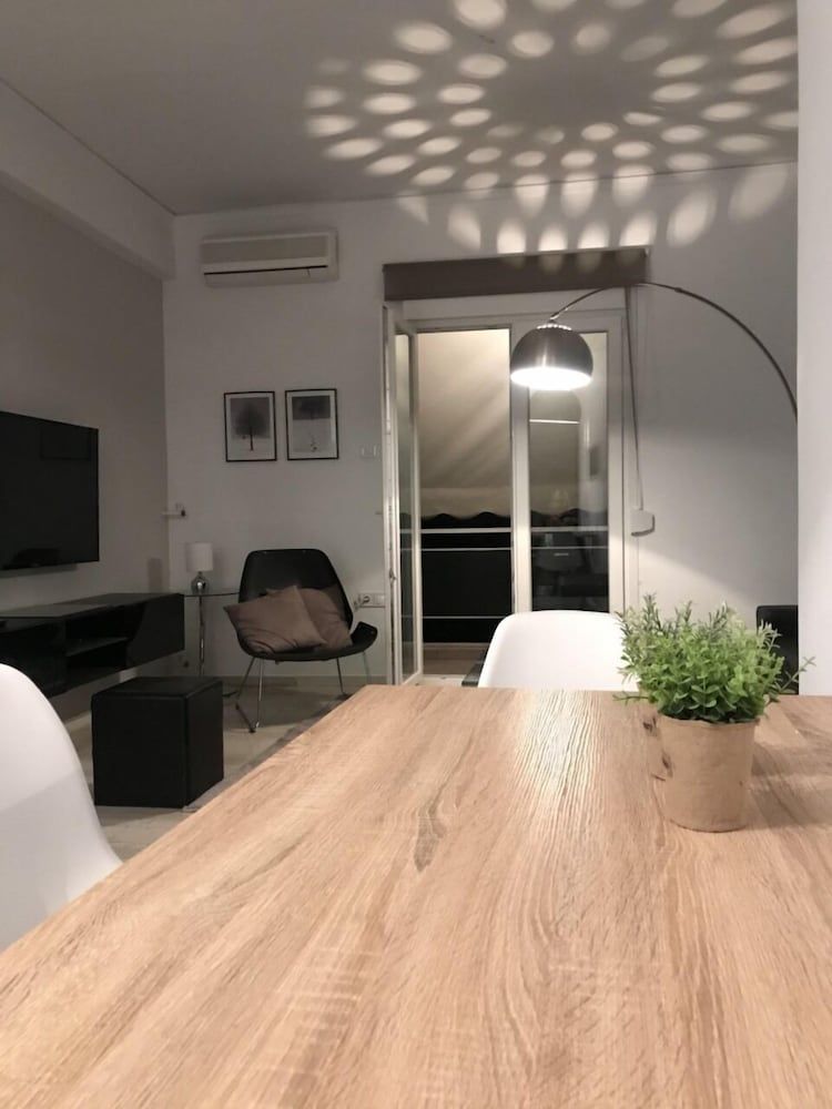 Renovated minimal aptm next to metro Apartment 17