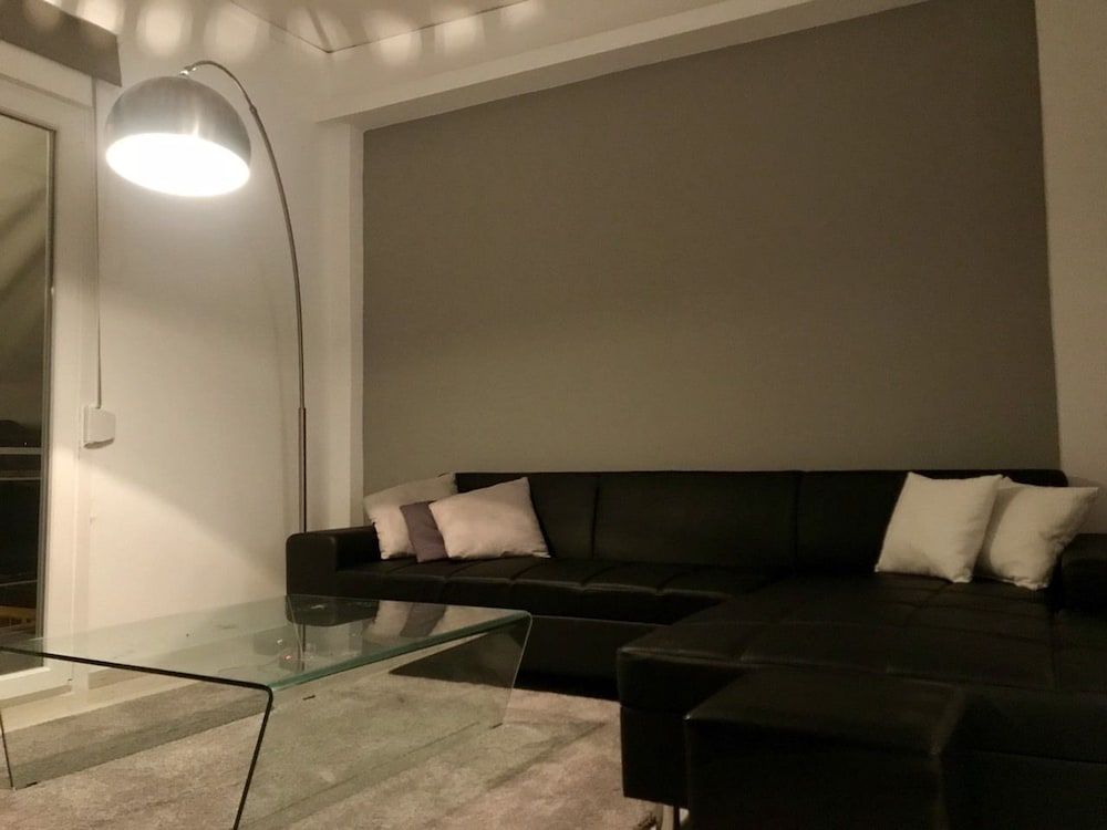 Renovated minimal aptm next to metro Apartment 18