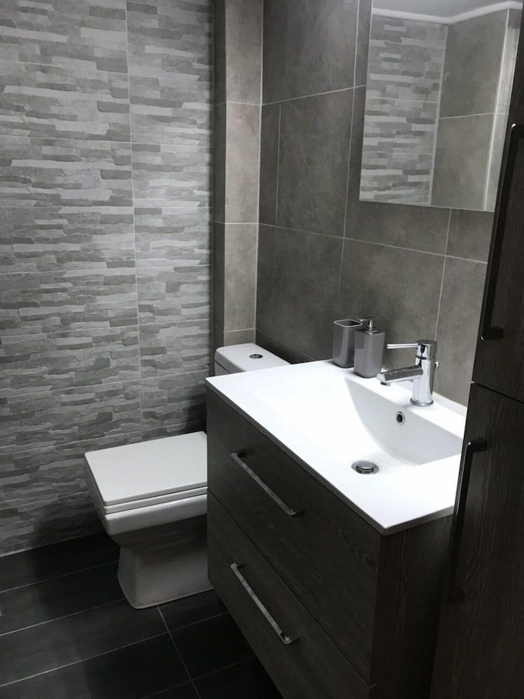 Renovated minimal aptm next to metro Apartment 22