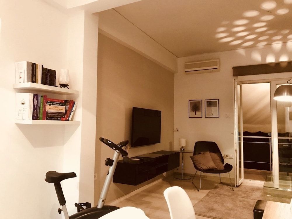 Renovated minimal aptm next to metro Apartment 13